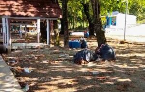 Sampah Menggunung di Pantai Minajaya Usai Libur Lebaran, Dinas Kebersihan Belum ‘Bergerak’