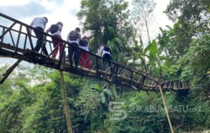 Nyawa di Ujung Bambu: Jembatan Tua di Cibadak Miring dan Nyaris Ambruk, Warga Bertaruh Nyawa Tiap Hari