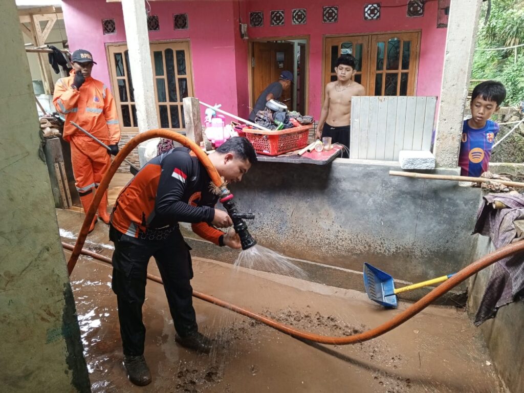 Hujan Deras Picu Longsor dan Banjir di Cibadak Sukabumi, Puluhan Rumah Terdampak
