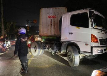 Lalin Macet! Truk Kontainer Angkut 27 Ton Batu Alam Mogok di Tanjakan Pamuruyan Sukabumi