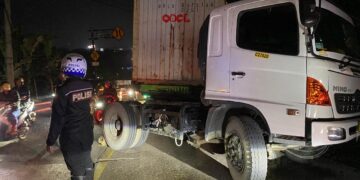 Lalin Macet! Truk Kontainer Angkut 27 Ton Batu Alam Mogok di Tanjakan Pamuruyan Sukabumi