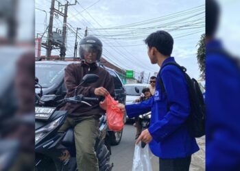 Mahasiswa STIBA Ar-Raayah Bagikan 500 Paket Iftar di Jalan Raya Cibadak Sukabumi