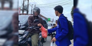 Mahasiswa STIBA Ar-Raayah Bagikan 500 Paket Iftar di Jalan Raya Cibadak Sukabumi