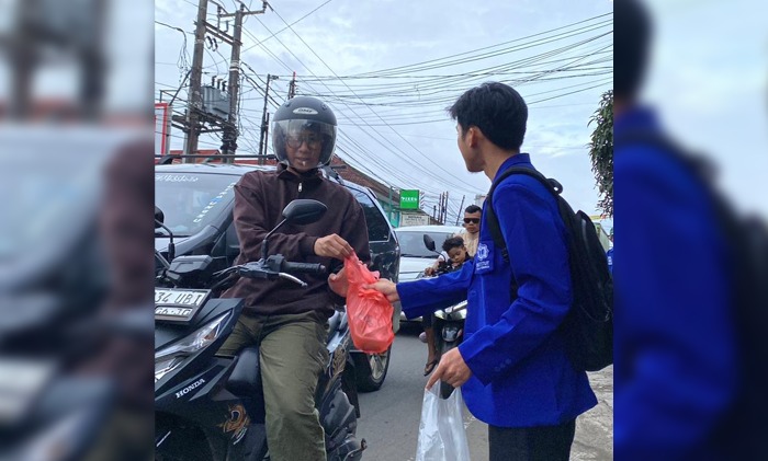 Mahasiswa STIBA Ar-Raayah Bagikan 500 Paket Iftar di Jalan Raya Cibadak Sukabumi