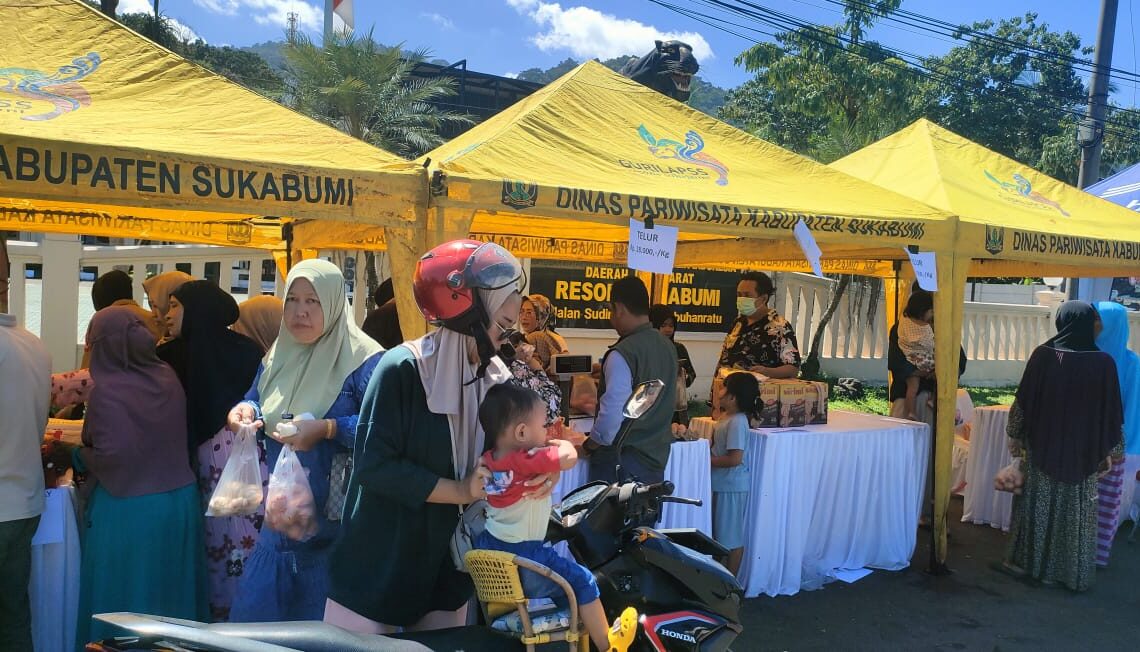 Muhibbah Ramadhan di Sagaranten, Bupati Sukabumi dan Ketua DPRD Bagikan Sembako untuk Warga