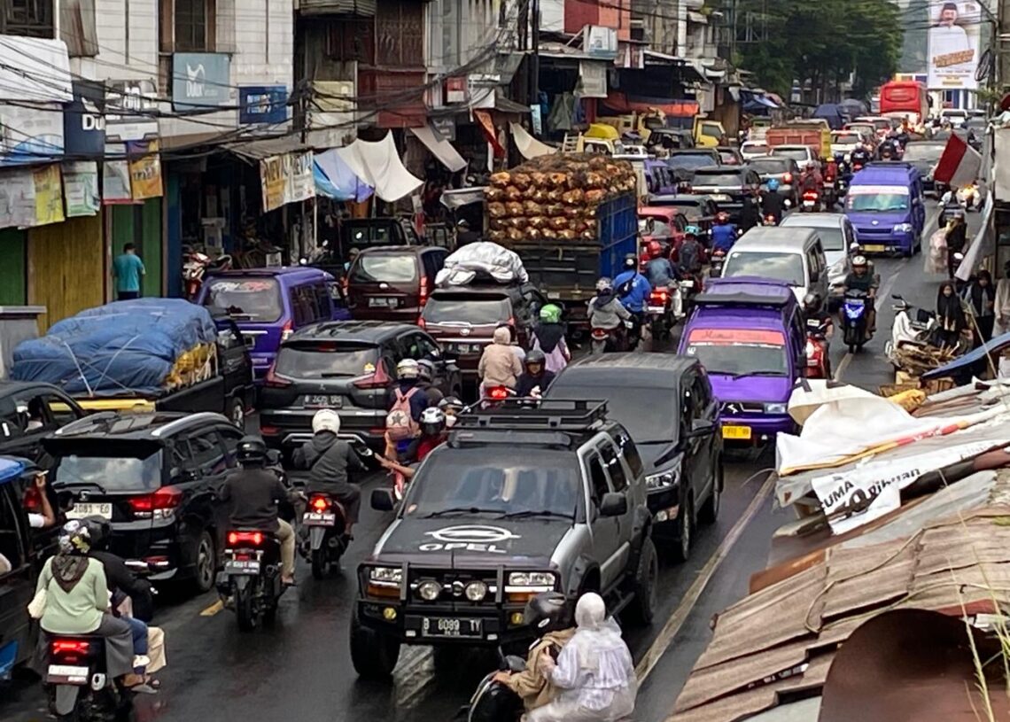 Macet Berjam-jam, Arus Lalin H-5 Lebaran di Cibadak Sukabumi Mulai Padat