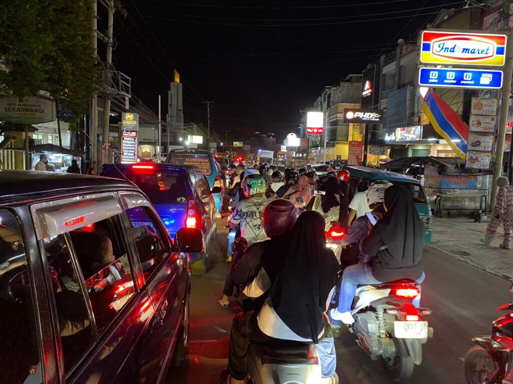 Terjebak 2 Jam, Pengendara Keluhkan Macet di Jalur Cibadak Sukabumi