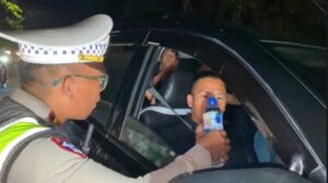 Aksi Humanis Polisi Sukabumi, Beri Air Minum Gratis ke Pengemudi Terjebak Macet di Cikidang