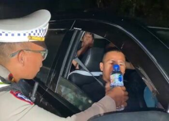 Aksi Humanis Polisi Sukabumi, Beri Air Minum Gratis ke Pengemudi Terjebak Macet di Cikidang