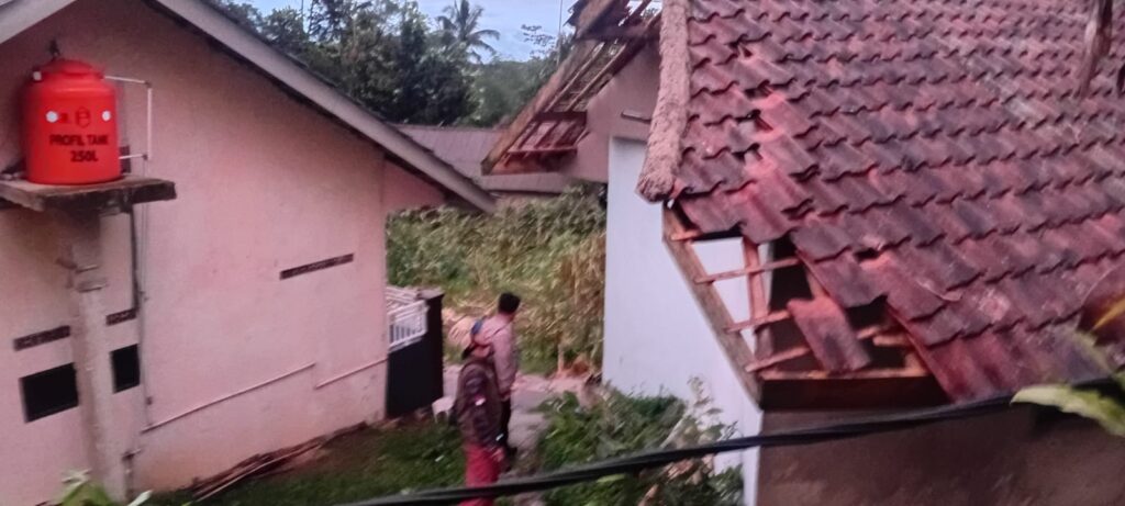 Angin Kencang Terjang Cidahu, Sejumlah Rumah dan Sekolah Rusak
