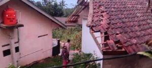 Angin Kencang Terjang Cidahu, Sejumlah Rumah dan Sekolah Rusak