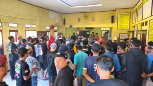 Tagih Janji Kampanye, Ratusan Warga Sukatani Geruduk Kantor Desa: Perbaiki Jalan atau Mundur!