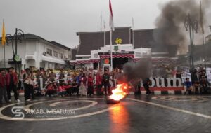 Protes Larangan Salat Id di Lapang Merdeka, AMM “Geruduk” Balai Kota Sukabumi dan Bakar Ban