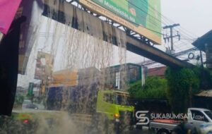 Viral Talang Air Benciko Meluap, Camat Cibadak Pimpin Aksi Bersih-Bersih Drainase