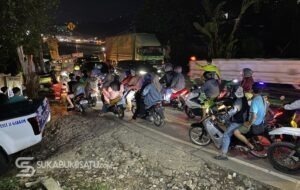 Tak Kuat Menanjak, Truk Bermuatan Tanah Mundur Hantam Truk Box Sebabkan Kemacetan Cibadak