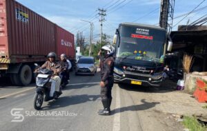Bus Pariwisata Mogok di Tanjakan Pamuruyan Cibadak, Polisi Dorong Ramai-Ramai Hindari Macet Horor