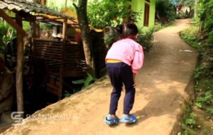 Donasi “Anak Berjalan Bungkuk” Siti Mariyam Diduga Diendapkan Bendahara Desa Mekarnangka, Keluarga: Tega Sekali!