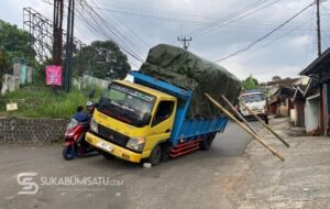 Truk Bermuatan 10 Ton Briket Patah As di Nagrak, Sopir Terjebak Jalur Sempit Akibat Google Maps