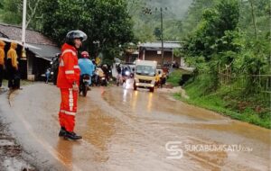 Hujan Deras Guyur Nyalindung, Jalur Provinsi Sukabumi-Sagaranten Lumpuh Tertutup Longsor dan Banjir
