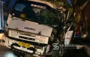 Hindari Tabrakan dengan Mobil Lain, Dump Truk Muatan Pasir Seruduk Ruko di Pamuruyan Cibadak