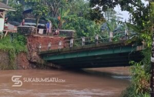 Jembatan Miramontana Ambruk Total Diterjang Luapan Cikurutug, Akses Warga Nangerang Jampangtengah Terputus!