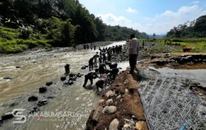 Pulihkan Akses Warga, Anggota Polres Sukabumi Berjibaku Bangun Jembatan Darurat di Cipiit Nyalindung