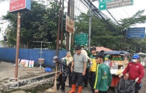Peringati Hari Bumi, Ratusan Warga Cibadak ‘Kepung’ Jalan Protokol Bersihkan Sampah