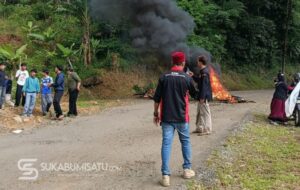 Warga Jampang Blokade Jalan Provinsi Keluhkan Jalan Rusak dan Truk ODOL yang Merajalela