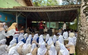 Bangun SDM Unggul, DMCG Kenalkan Potensi Energi Panas Bumi ke Siswa di Pelosok Cikakak