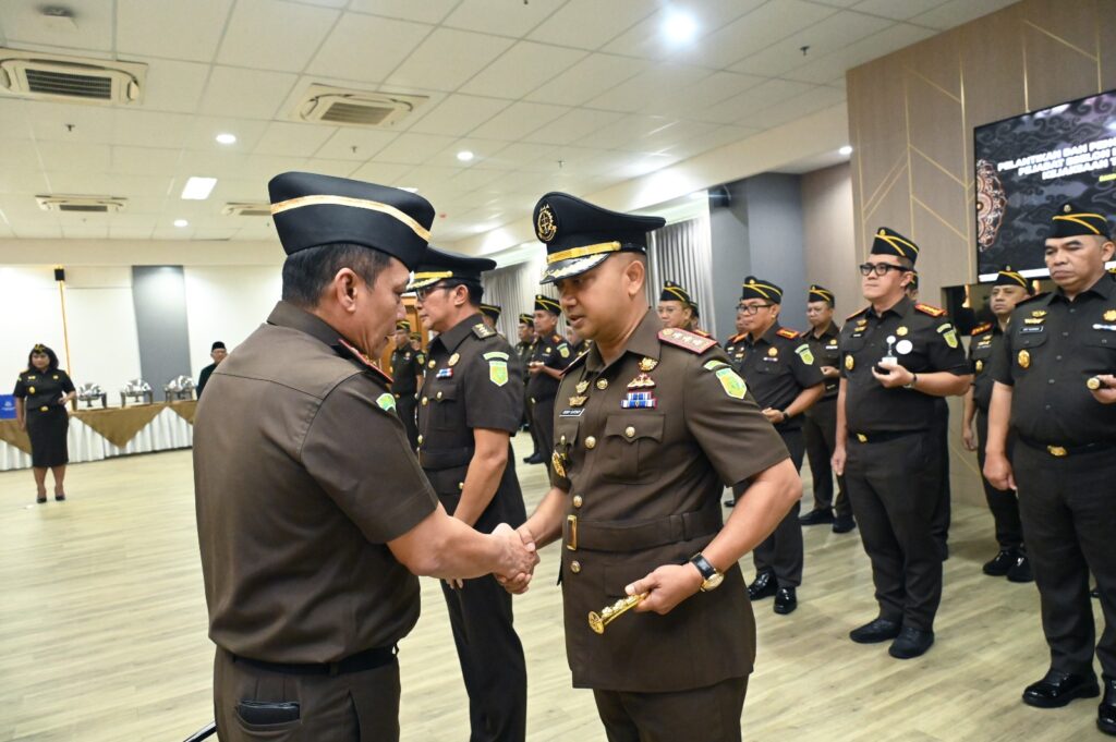 Lantik Asintel dan Kejari Kota Cirebon, Kajati Jabar Dorong Terobosan Digital di Tubuh Adhyaksa