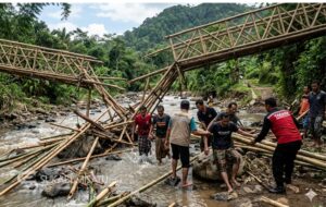 Jembatan Bambu di Cibitung Sagaranten Roboh Saat Diperbaiki, Lima Orang Jadi Korban