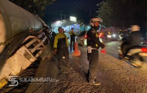 Ban Selip Gara-gara Ceceran Tanah, Truk Semen 28 Ton Terperosok di Tanjakan Pamuruyan Cibadak