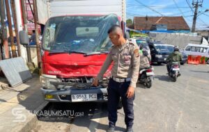 Truk Rem Blong Tabrak Mobil Box di Simpang Ratu Cibadak, Trotoar Ikut Rusak