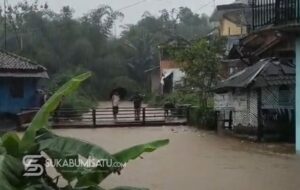 Cuaca Buruk Landa Cicurug Sukabumi, Kades Mekarsari Turun Langsung Tangani Banjir dan Longsor