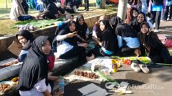 RIBUAN SANTRIWATI PONDOK PESANTREN ASSALAM GELAR BAKAR SATE MASSAL DADAKAN