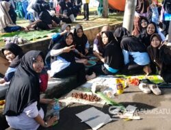 RIBUAN SANTRIWATI PONDOK PESANTREN ASSALAM GELAR BAKAR SATE MASSAL DADAKAN