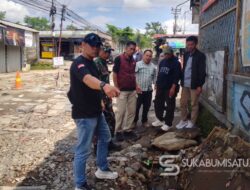 Banjir Rendam Jalan, Forum Cidahu Bersatu Bergerak Mandiri Perbaiki Infastruktur Yang Rusak