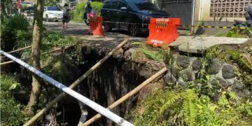 Jembatan di Jalan Alternatif Karangtengah – Pamuruyan Tergerus Longsor, Akses Jalan Terganggu
