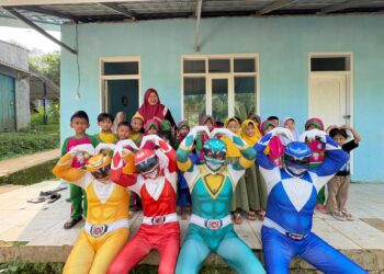 Aksi Unik Pengantar MBG di Cimanggu Sukabumi: Pakai Kostum Power Rangers, Anak-anak Makin Antusias