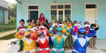Aksi Unik Pengantar MBG di Cimanggu Sukabumi: Pakai Kostum Power Rangers, Anak-anak Makin Antusias