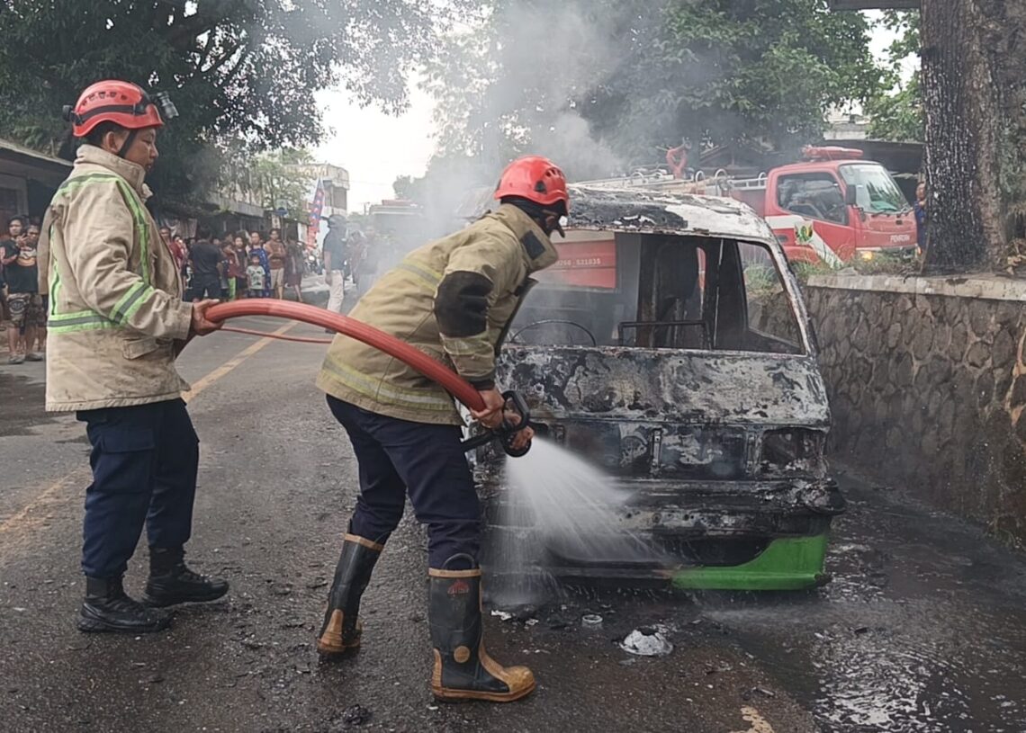 Angkot Cibadak–Cikembang Terbakar Saat Las Knalpot di Sekarwangi Cibadak