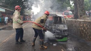 Angkot Cibadak–Cikembang Terbakar Saat Las Knalpot di Sekarwangi Cibadak