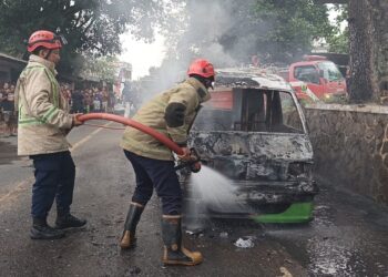 Angkot Cibadak–Cikembang Terbakar Saat Las Knalpot di Sekarwangi Cibadak