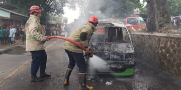 Angkot Cibadak–Cikembang Terbakar Saat Las Knalpot di Sekarwangi Cibadak