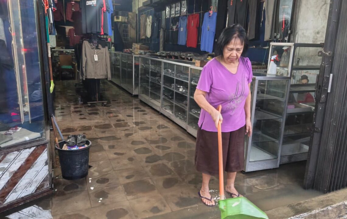Banjir Genangi Pertokoan di Labora Cibadak, Pedagang: Saluran Air Dangkal dan Penuh Sampah