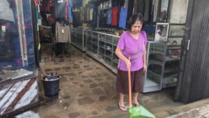 Banjir Genangi Pertokoan di Labora Cibadak, Pedagang: Saluran Air Dangkal dan Penuh Sampah