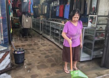 Banjir Genangi Pertokoan di Labora Cibadak, Pedagang: Saluran Air Dangkal dan Penuh Sampah
