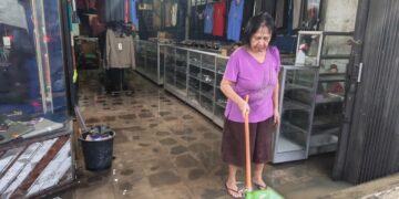 Banjir Genangi Pertokoan di Labora Cibadak, Pedagang: Saluran Air Dangkal dan Penuh Sampah