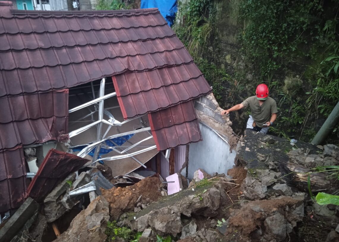 Longsor Hantam Rumah Warga di Ciambar Sukabumi, Satu Keluarga Mengungsi