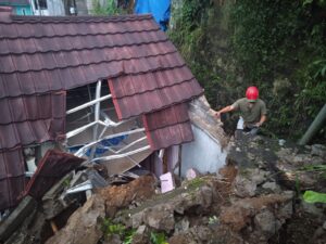 Longsor Hantam Rumah Warga di Ciambar Sukabumi, Satu Keluarga Mengungsi